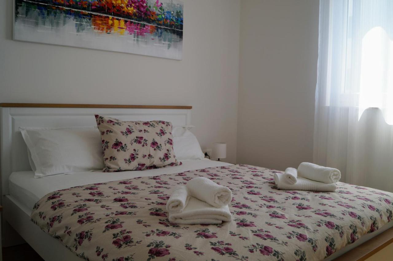 Apartment Ivona With Beautiful Seaview Makarska Exterior photo